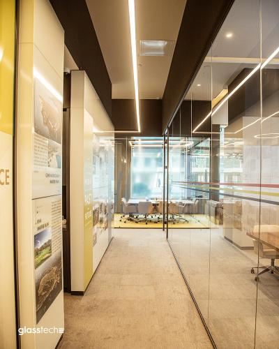 rəngli ş&uuml;şə divar və qapı